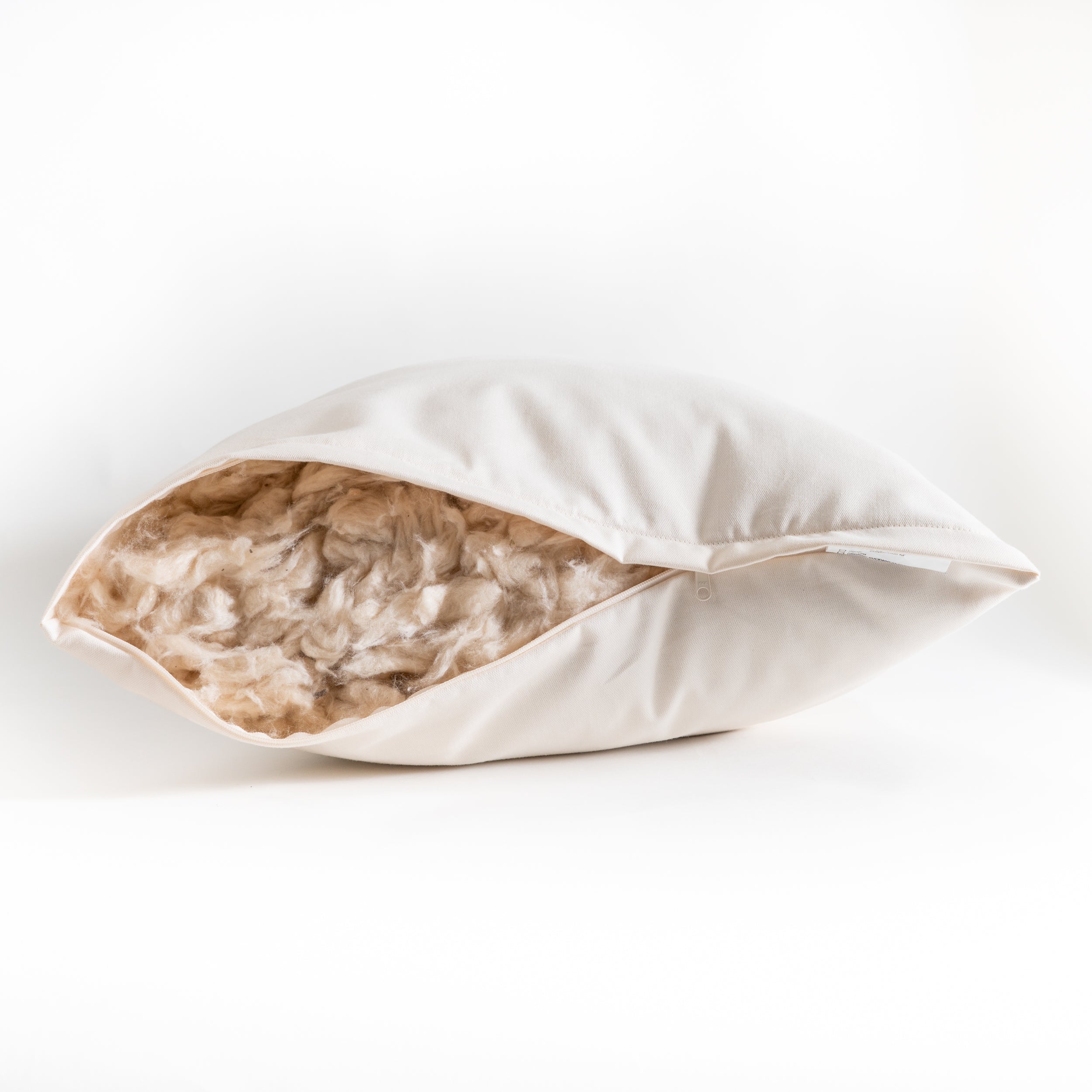 Natural kapok pillow. Covered in a sateen fabric of organic cotton fibers.