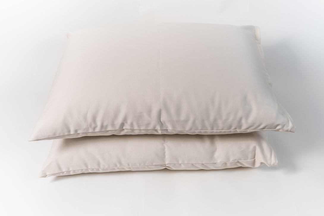 Natural kapok pillow. Covered in a sateen fabric of organic cotton fibers.