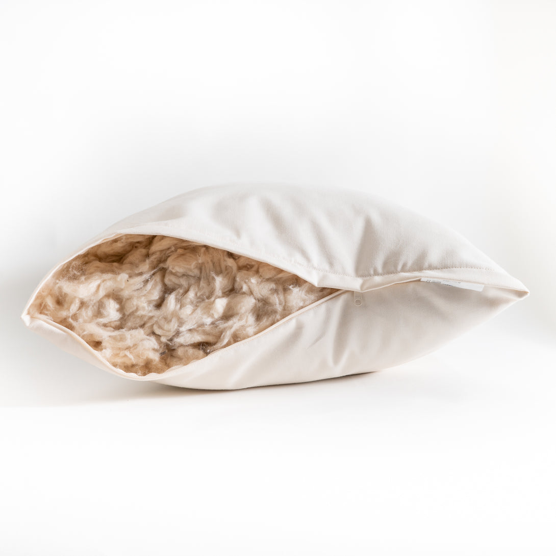 Natural kapok pillow. Covered in a sateen fabric of organic cotton fibers.