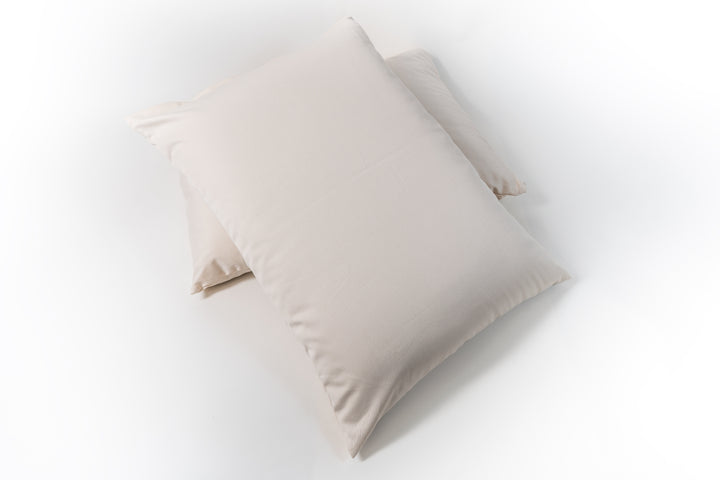 Natural wool pillow. Covered in a sateen fabric of organic cotton fibers.