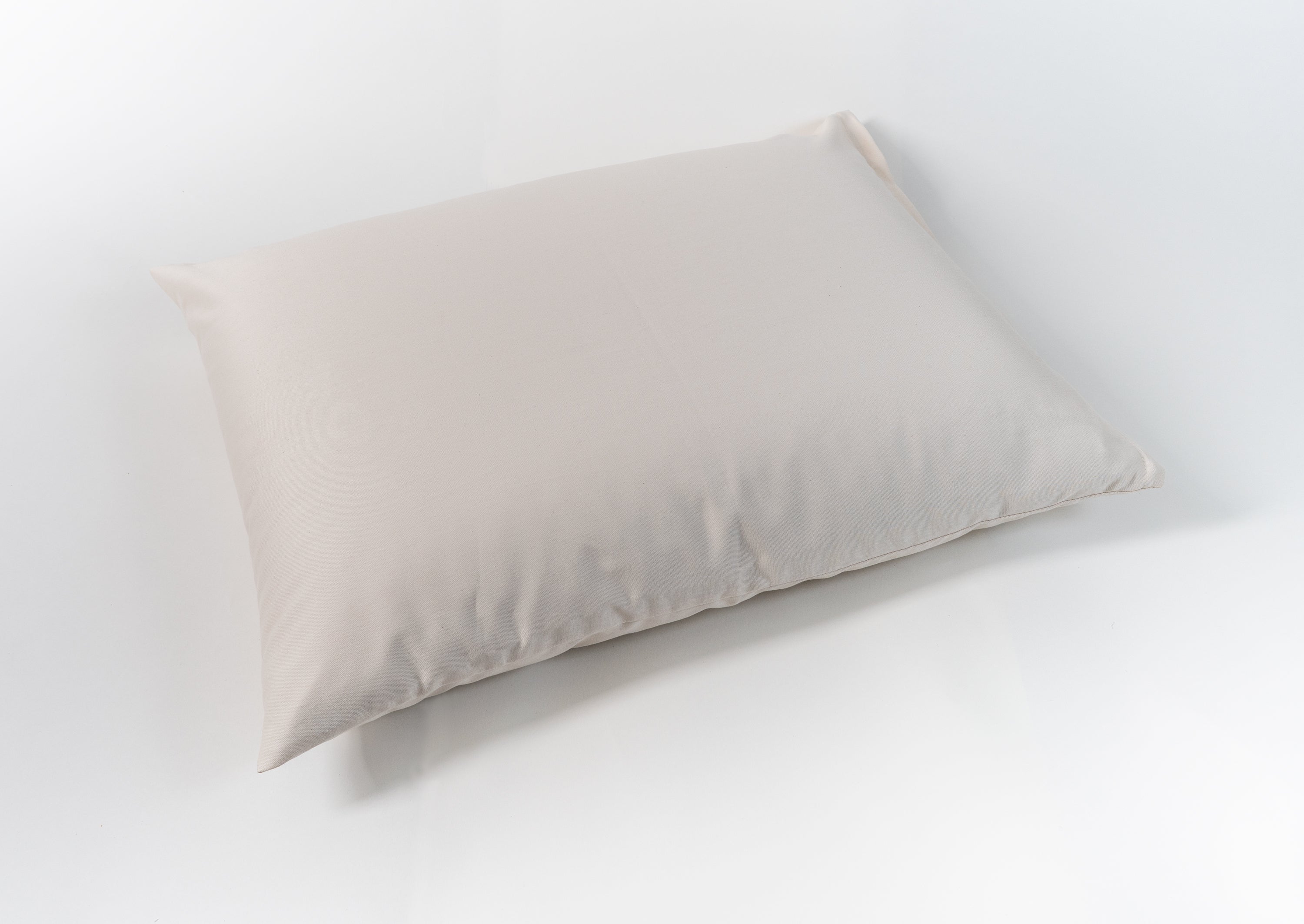 Natural kapok pillow. Covered in a sateen fabric of organic cotton fibers.